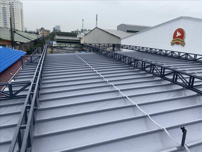 Đội thợ thi công lắp đặt mái che cơ quan nhanh chóng tại Hà Tĩnh 1.jpg